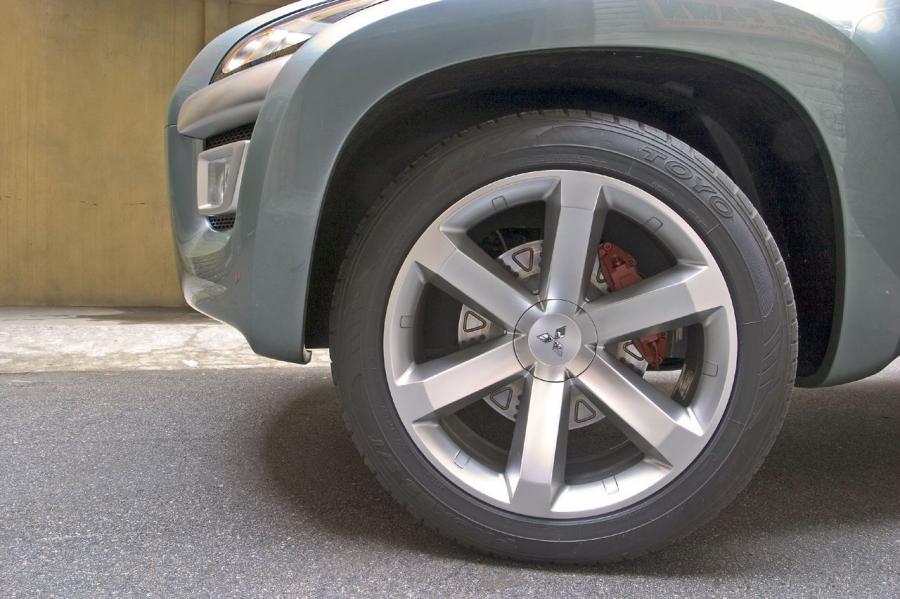  Mitsubishi Sport Truck Concept 2004 года  (фото 17 из 34)
